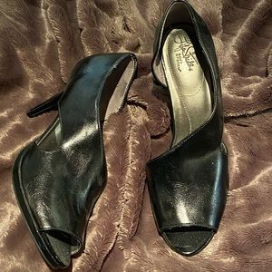 Life Stride black heels